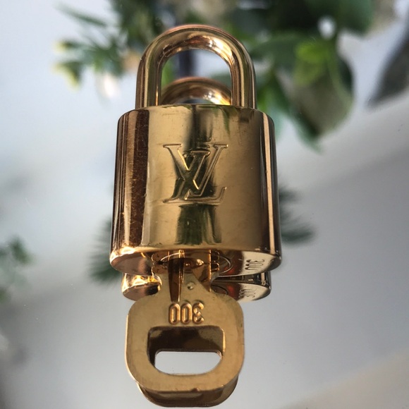 LOUIS VUITTON LOCK # 300 WITH GOLD TONED CHAIN - Picture 3 of 11